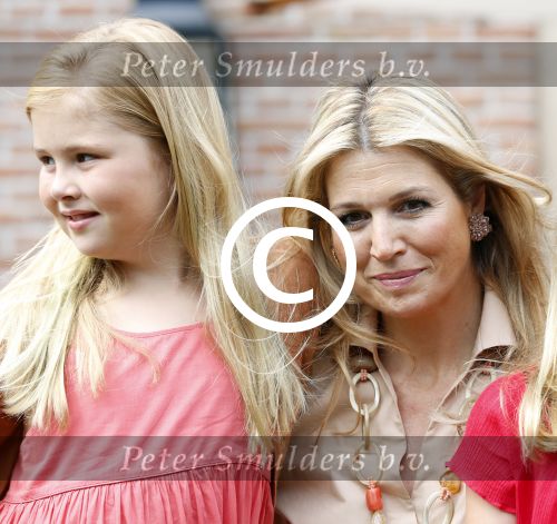 Wassenaar 19 juli 2013
Fotouur met Koning Willem Alexander koningin Maxima en de prinsesjes Amalia Alexia en Ariane bij hun huis op de horsten. Ook hun hond skipper was daarbij aanwezig.
Peter Smulders bv