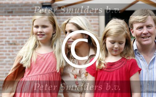 Wassenaar 19 juli 2013
Fotouur met Koning Willem Alexander koningin Maxima en de prinsesjes Amalia Alexia en Ariane bij hun huis op de horsten. Ook hun hond skipper was daarbij aanwezig.
Peter Smulders bv