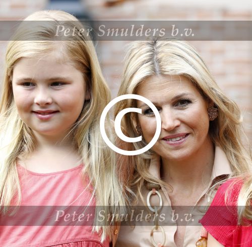Wassenaar 19 juli 2013
Fotouur met Koning Willem Alexander koningin Maxima en de prinsesjes Amalia Alexia en Ariane bij hun huis op de horsten. Ook hun hond skipper was daarbij aanwezig.
Peter Smulders bv