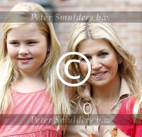 Wassenaar 19 juli 2013
Fotouur met Koning Willem Alexander koningin Maxima en de prinsesjes Amalia Alexia en Ariane bij hun huis op de horsten. Ook hun hond skipper was daarbij aanwezig.
Peter Smulders bv