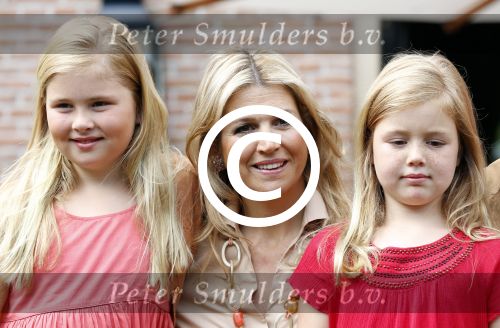 Wassenaar 19 juli 2013
Fotouur met Koning Willem Alexander koningin Maxima en de prinsesjes Amalia Alexia en Ariane bij hun huis op de horsten. Ook hun hond skipper was daarbij aanwezig.
Peter Smulders bv