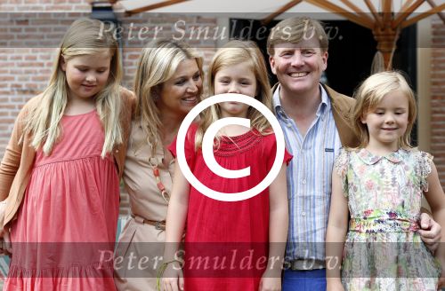 Wassenaar 19 juli 2013
Fotouur met Koning Willem Alexander koningin Maxima en de prinsesjes Amalia Alexia en Ariane bij hun huis op de horsten. Ook hun hond skipper was daarbij aanwezig.
Peter Smulders bv