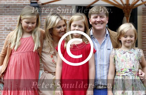Wassenaar 19 juli 2013
Fotouur met Koning Willem Alexander koningin Maxima en de prinsesjes Amalia Alexia en Ariane bij hun huis op de horsten. Ook hun hond skipper was daarbij aanwezig.
Peter Smulders bv