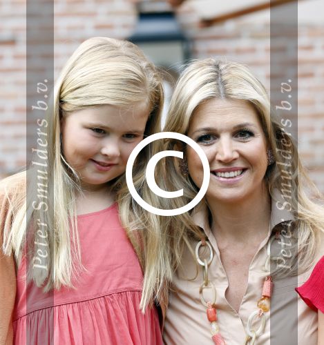 Wassenaar 19 juli 2013
Fotouur met Koning Willem Alexander koningin Maxima en de prinsesjes Amalia Alexia en Ariane bij hun huis op de horsten. Ook hun hond skipper was daarbij aanwezig.
Peter Smulders bv