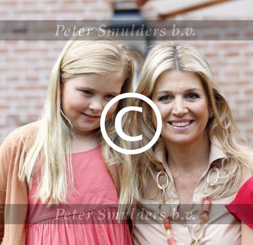 Wassenaar 19 juli 2013
Fotouur met Koning Willem Alexander koningin Maxima en de prinsesjes Amalia Alexia en Ariane bij hun huis op de horsten. Ook hun hond skipper was daarbij aanwezig.
Peter Smulders bv