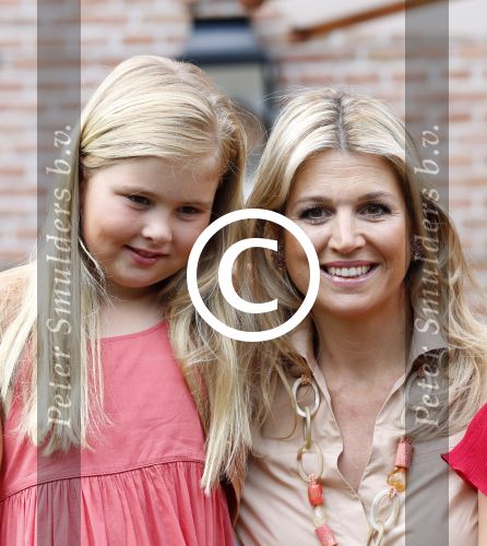 Wassenaar 19 juli 2013
Fotouur met Koning Willem Alexander koningin Maxima en de prinsesjes Amalia Alexia en Ariane bij hun huis op de horsten. Ook hun hond skipper was daarbij aanwezig.
Peter Smulders bv