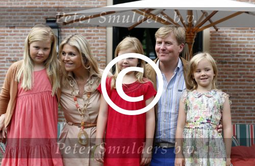 Wassenaar 19 juli 2013
Fotouur met Koning Willem Alexander koningin Maxima en de prinsesjes Amalia Alexia en Ariane bij hun huis op de horsten. Ook hun hond skipper was daarbij aanwezig.
Peter Smulders bv