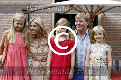 Wassenaar 19 juli 2013
Fotouur met Koning Willem Alexander koningin Maxima en de prinsesjes Amalia Alexia en Ariane bij hun huis op de horsten. Ook hun hond skipper was daarbij aanwezig.
Peter Smulders bv