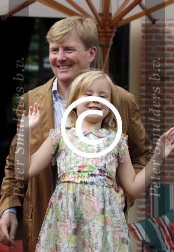 Wassenaar 19 juli 2013
Fotouur met Koning Willem Alexander koningin Maxima en de prinsesjes Amalia Alexia en Ariane bij hun huis op de horsten. Ook hun hond skipper was daarbij aanwezig.
Peter Smulders bv
