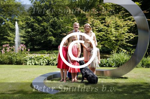 Wassenaar 19 juli 2013
Fotouur met Koning Willem Alexander koningin Maxima en de prinsesjes Amalia Alexia en Ariane bij hun huis op de horsten. Ook hun hond skipper was daarbij aanwezig.
Peter Smulders bv