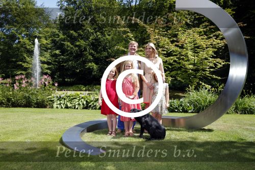 Wassenaar 19 juli 2013
Fotouur met Koning Willem Alexander koningin Maxima en de prinsesjes Amalia Alexia en Ariane bij hun huis op de horsten. Ook hun hond skipper was daarbij aanwezig.
Peter Smulders bv