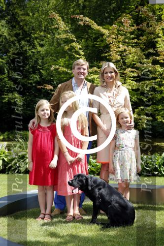 Wassenaar 19 juli 2013
Fotouur met Koning Willem Alexander koningin Maxima en de prinsesjes Amalia Alexia en Ariane bij hun huis op de horsten. Ook hun hond skipper was daarbij aanwezig.
Peter Smulders bv