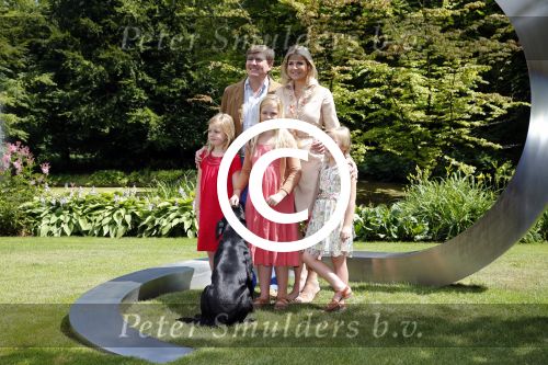 Wassenaar 19 juli 2013
Fotouur met Koning Willem Alexander koningin Maxima en de prinsesjes Amalia Alexia en Ariane bij hun huis op de horsten. Ook hun hond skipper was daarbij aanwezig.
Peter Smulders bv