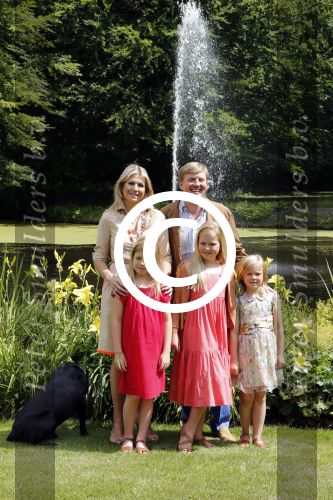 Wassenaar 19 juli 2013
Fotouur met Koning Willem Alexander koningin Maxima en de prinsesjes Amalia Alexia en Ariane bij hun huis op de horsten. Ook hun hond skipper was daarbij aanwezig.
Peter Smulders bv
