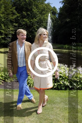 Wassenaar 19 juli 2013
Fotouur met Koning Willem Alexander koningin Maxima en de prinsesjes Amalia Alexia en Ariane bij hun huis op de horsten. Ook hun hond skipper was daarbij aanwezig.
Peter Smulders bv
