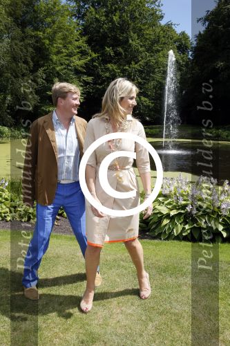 Wassenaar 19 juli 2013
Fotouur met Koning Willem Alexander koningin Maxima en de prinsesjes Amalia Alexia en Ariane bij hun huis op de horsten. Ook hun hond skipper was daarbij aanwezig.
Peter Smulders bv