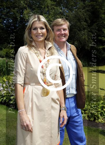 Wassenaar 19 juli 2013
Fotouur met Koning Willem Alexander koningin Maxima en de prinsesjes Amalia Alexia en Ariane bij hun huis op de horsten. Ook hun hond skipper was daarbij aanwezig.
Peter Smulders bv