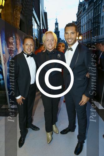 AMSTERDAM - Bij het Tuschinski Theater is de premiere van Behind the Candelabra. Met op de rode loper  LA The Voices.