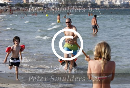ibiza 11 juli 2013
Lange Frans met zijn vrouw Danielle en kinderen op vakantie op ibiza.
Peter Smulders bv