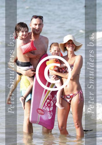 ibiza 11 juli 2013
Lange Frans met zijn vrouw Danielle en kinderen op vakantie op ibiza.
Peter Smulders bv