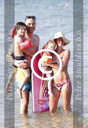 ibiza 11 juli 2013
Lange Frans met zijn vrouw Danielle en kinderen op vakantie op ibiza.
Peter Smulders bv