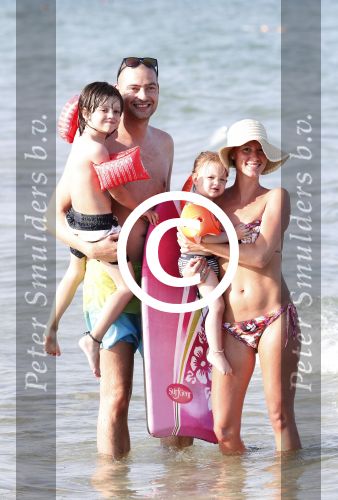 ibiza 11 juli 2013
Lange Frans met zijn vrouw Danielle en kinderen op vakantie op ibiza.
Peter Smulders bv