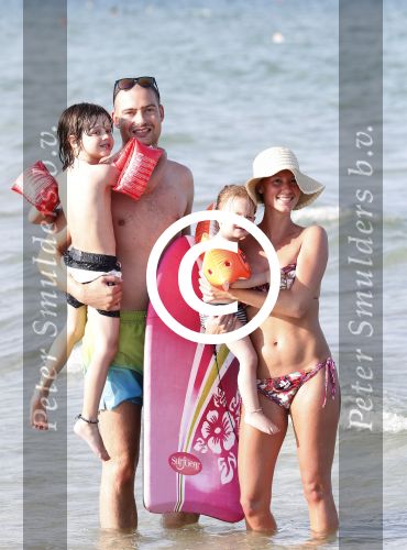 ibiza 11 juli 2013
Lange Frans met zijn vrouw Danielle en kinderen op vakantie op ibiza.
Peter Smulders bv