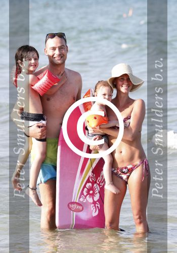ibiza 11 juli 2013
Lange Frans met zijn vrouw Danielle en kinderen op vakantie op ibiza.
Peter Smulders bv