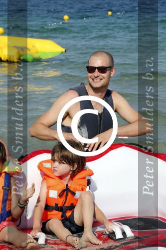 ibiza 11 juli 2013
Lange Frans met zijn vrouw Danielle en kinderen op vakantie op ibiza.
Peter Smulders bv