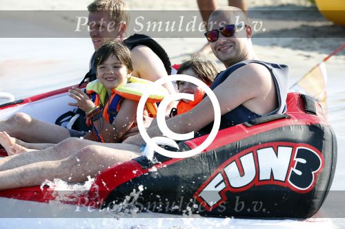 ibiza 11 juli 2013
Lange Frans met zijn vrouw Danielle en kinderen op vakantie op ibiza.
Peter Smulders bv