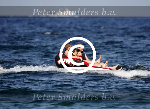 ibiza 11 juli 2013
Lange Frans met zijn vrouw Danielle en kinderen op vakantie op ibiza.
Peter Smulders bv