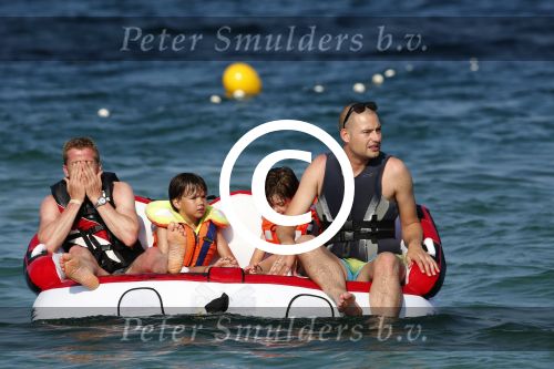ibiza 11 juli 2013
Lange Frans met zijn vrouw Danielle en kinderen op vakantie op ibiza.
Peter Smulders bv
