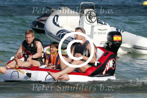 ibiza 11 juli 2013
Lange Frans met zijn vrouw Danielle en kinderen op vakantie op ibiza.
Peter Smulders bv