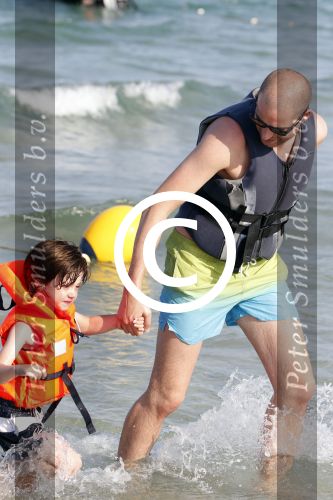 ibiza 11 juli 2013
Lange Frans met zijn vrouw Danielle en kinderen op vakantie op ibiza.
Peter Smulders bv