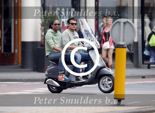 Amsterdam 11 augustus 2013
Leco v Zadelhoff met een vriend achter op de vespa scooter.
Peter Smulders bv