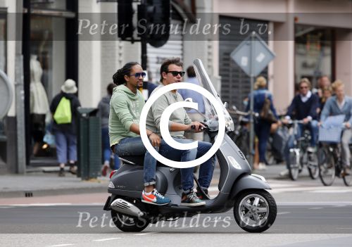 Amsterdam 11 augustus 2013
Leco v Zadelhoff met een vriend achter op de vespa scooter.
Peter Smulders bv