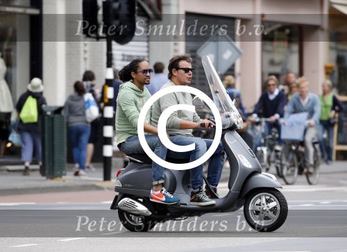Amsterdam 11 augustus 2013
Leco v Zadelhoff met een vriend achter op de vespa scooter.
Peter Smulders bv