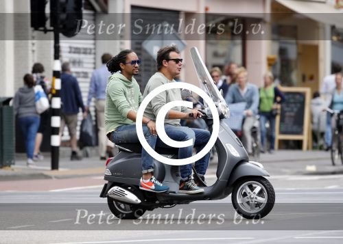 Amsterdam 11 augustus 2013
Leco v Zadelhoff met een vriend achter op de vespa scooter.
Peter Smulders bv