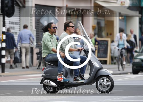 Amsterdam 11 augustus 2013
Leco v Zadelhoff met een vriend achter op de vespa scooter.
Peter Smulders bv