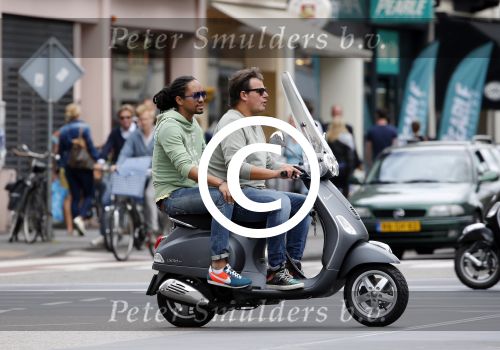 Amsterdam 11 augustus 2013
Leco v Zadelhoff met een vriend achter op de vespa scooter.
Peter Smulders bv