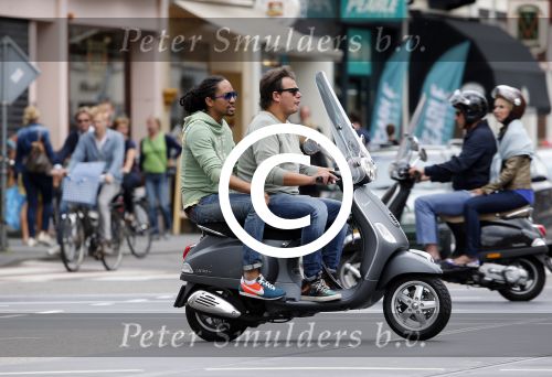 Amsterdam 11 augustus 2013
Leco v Zadelhoff met een vriend achter op de vespa scooter.
Peter Smulders bv