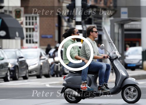Amsterdam 11 augustus 2013
Leco v Zadelhoff met een vriend achter op de vespa scooter.
Peter Smulders bv