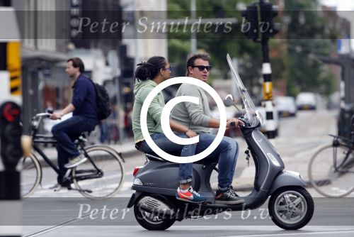 Amsterdam 11 augustus 2013
Leco v Zadelhoff met een vriend achter op de vespa scooter.
Peter Smulders bv