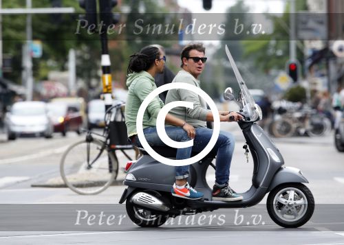 Amsterdam 11 augustus 2013
Leco v Zadelhoff met een vriend achter op de vespa scooter.
Peter Smulders bv