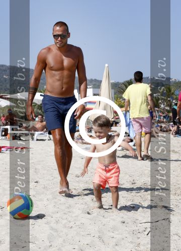 ibiza 1 juli 2013
Johnny Heitinga en zijn vrouw Charlotte Sophie met hun kinderen jezebel en Lennox op het strand van Talamanca.
Peter Smulders bv