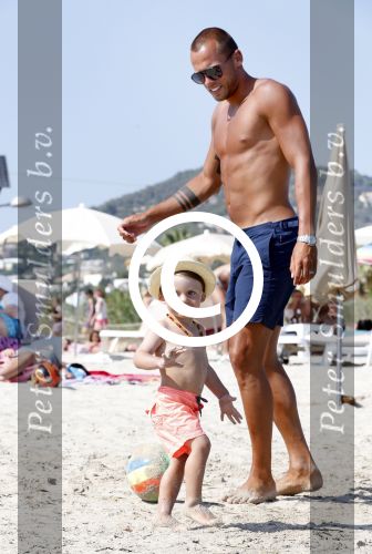 ibiza 1 juli 2013
Johnny Heitinga en zijn vrouw Charlotte Sophie met hun kinderen jezebel en Lennox op het strand van Talamanca.
Peter Smulders bv