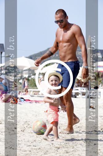 ibiza 1 juli 2013
Johnny Heitinga en zijn vrouw Charlotte Sophie met hun kinderen jezebel en Lennox op het strand van Talamanca.
Peter Smulders bv