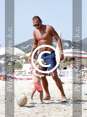 ibiza 1 juli 2013
Johnny Heitinga en zijn vrouw Charlotte Sophie met hun kinderen jezebel en Lennox op het strand van Talamanca.
Peter Smulders bv