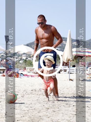 ibiza 1 juli 2013
Johnny Heitinga en zijn vrouw Charlotte Sophie met hun kinderen jezebel en Lennox op het strand van Talamanca.
Peter Smulders bv