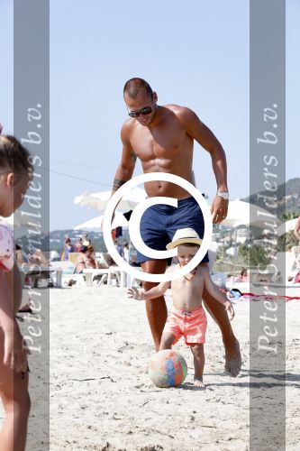 ibiza 1 juli 2013
Johnny Heitinga en zijn vrouw Charlotte Sophie met hun kinderen jezebel en Lennox op het strand van Talamanca.
Peter Smulders bv